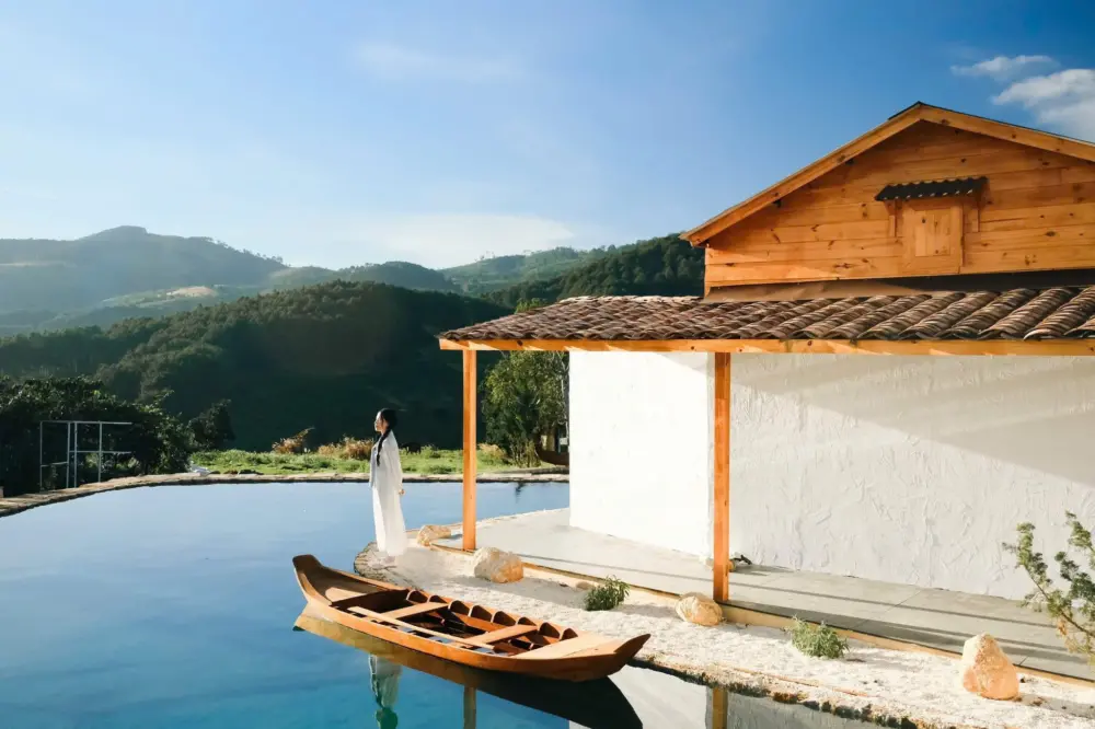 Floating TOWN Coffee Đà Lạt – Hơi thở “thủy trấn” giữa đồi núi Tà Nung