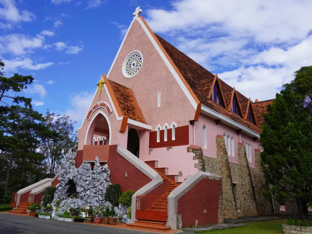 nhung nha tho dep o da lat khien ban muon dung lai 2