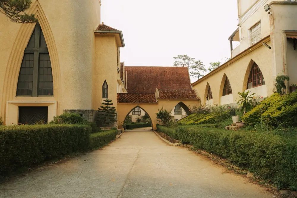 tu vien duc ba lam vien chon binh yen mang hoi tho chau au giua da lat 4