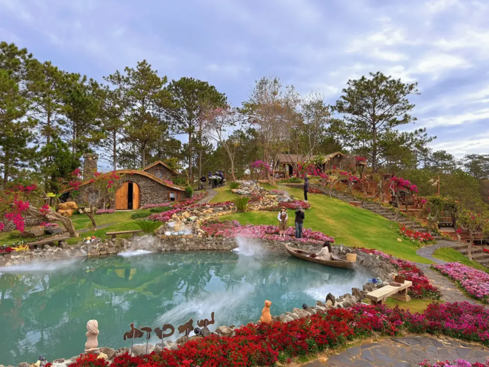 lac hu co tran diem check in co trang giua pho nui da lat 1