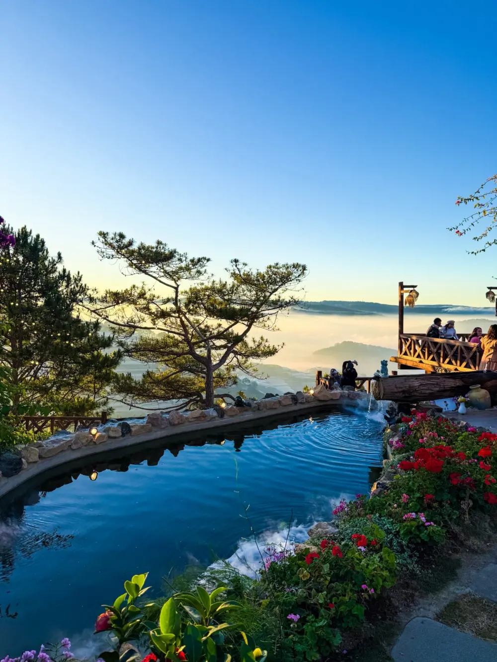 lac hu co tran diem check in co trang giua pho nui da lat 10