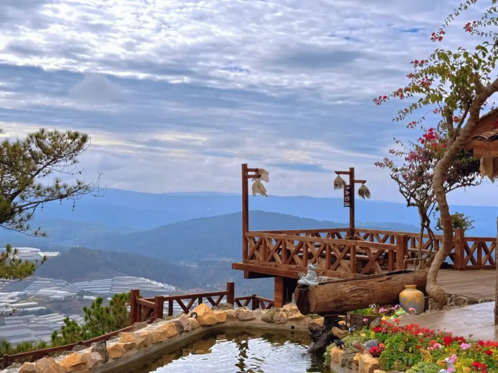 lac hu co tran diem check in co trang giua pho nui da lat 3