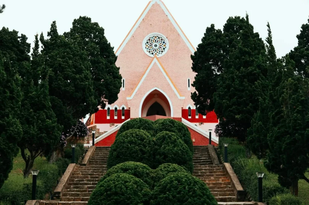 Nhà thờ Domaine de Marie với nét kiến trúc hồng lãng mạn độc đáo