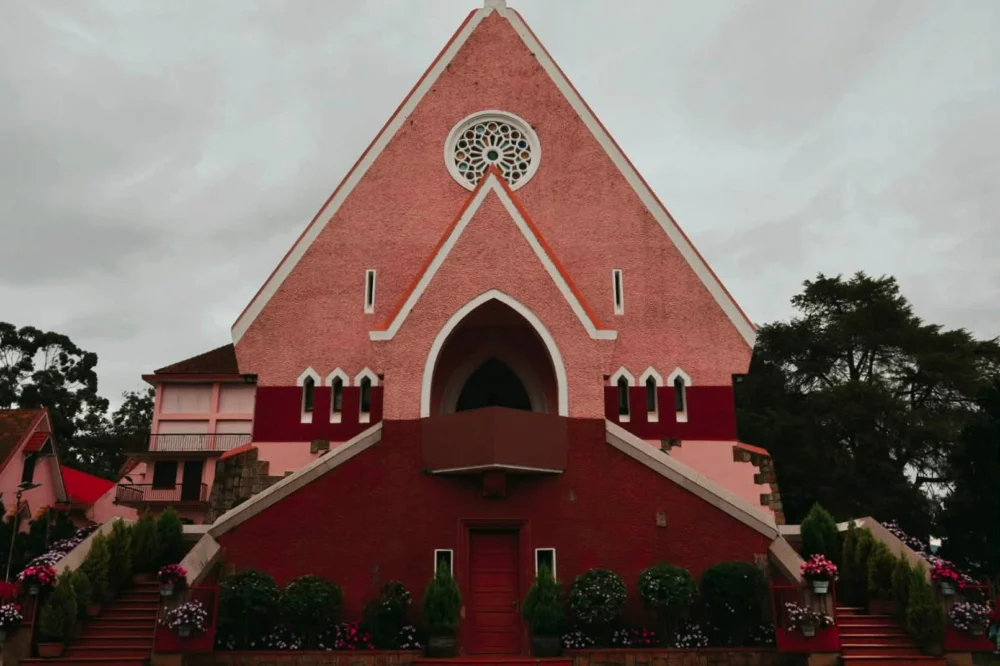 nha tho domaine de marie voi net kien truc hong lang man doc dao 3